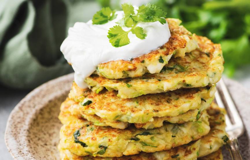 Vegetarische Zucchinipuffer mit cremigem Ziegenfrischkäsedip ...