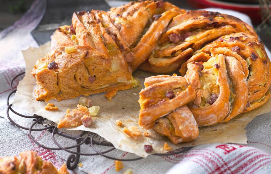 Brotkranz gefüllt mit Käse, Zwiebeln und Pancetta | SoIsstItalien