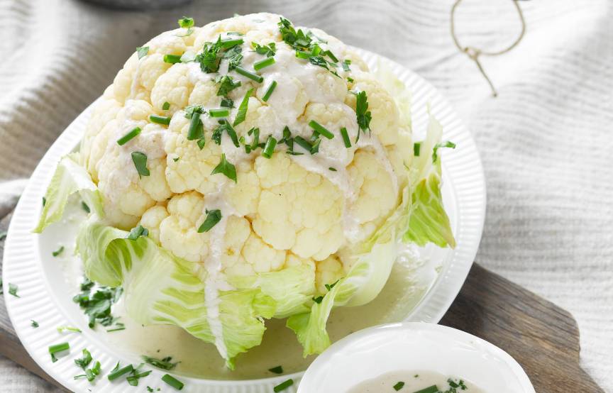 Ganzer Blumenkohl mit Mandel-Knoblauch-Soße | SoIsstItalien