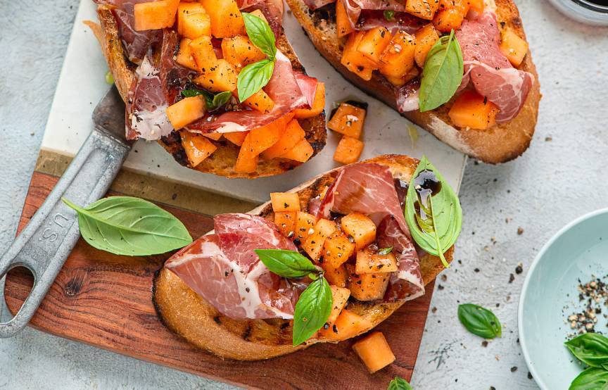 Erfrischende Melonen-Bruschette mit Parmaschinken | SoIsstItalien