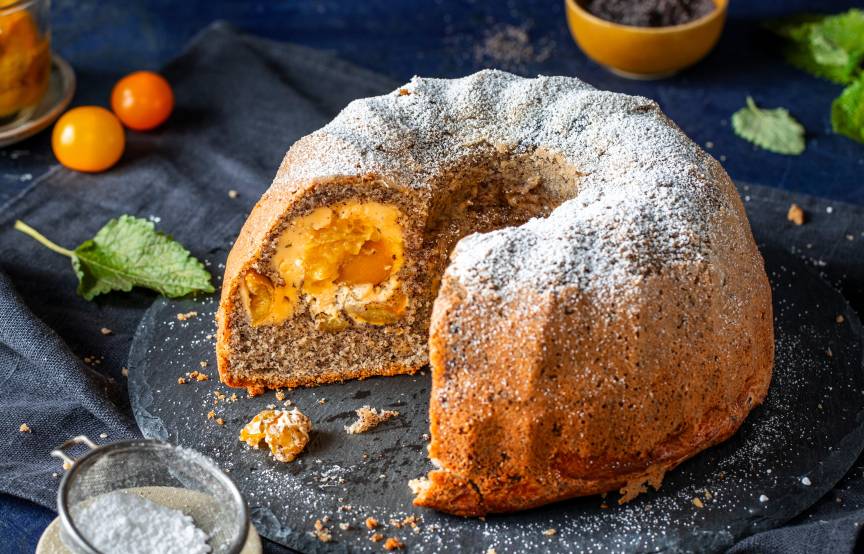 Saftiger Mohn-Mirabellen-Gugelhupf mit Zitronenmelisse | SoIsstItalien