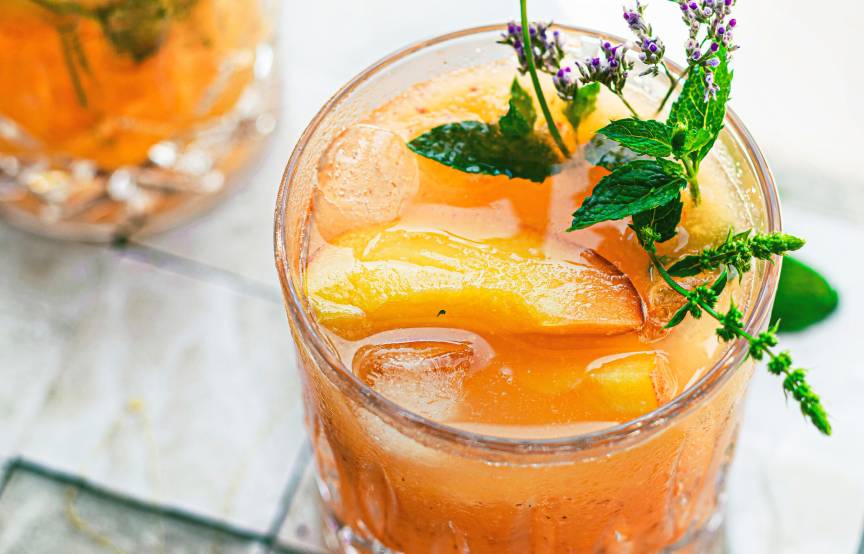Fruchtiger Pfirsich-Tequila-Drink mit Minze: Genuss pur | SoIsstItalien Fruchtiger Pfirsich-Tequila-Drink mit Minze: Genuss pur | SoIsstItalien