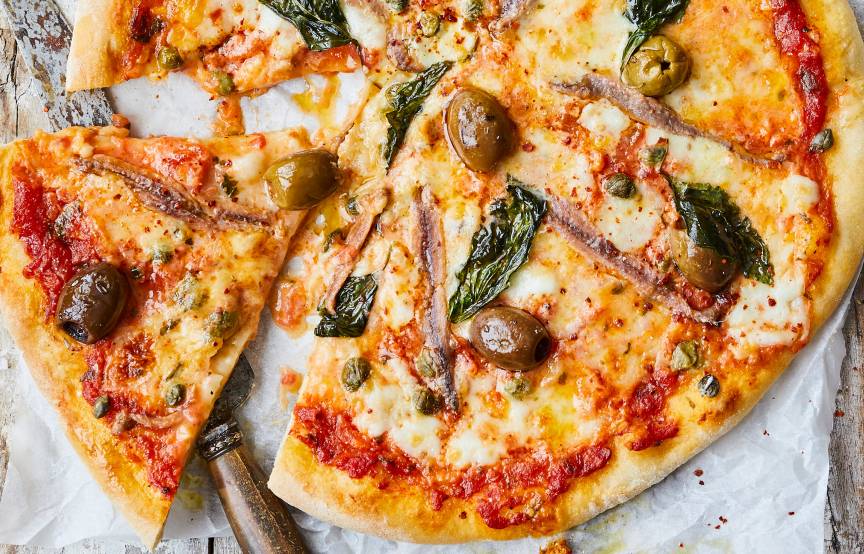 Pizza mit Oliven, Kapern und Sardellen wie in Süditalien SoIsstItalien
