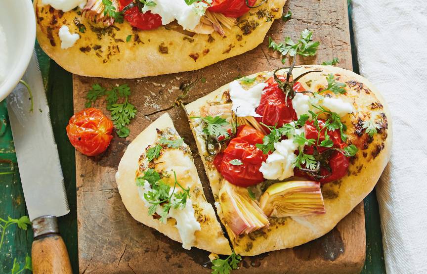 Pizzafladen mit Artischocken, Tomaten und frischem Kerbel | SoIsstItalien