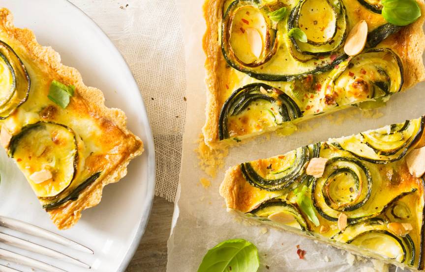 Aromatische Zucchini-Quiche mit Feta &amp; Mandeln | SoIsstItalien