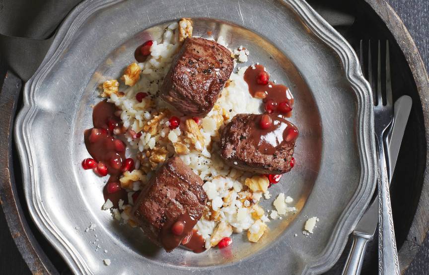 Rehmedaillons mit Rotwein-Granatapfel-Soße und Walnussrisotto – Ein ...