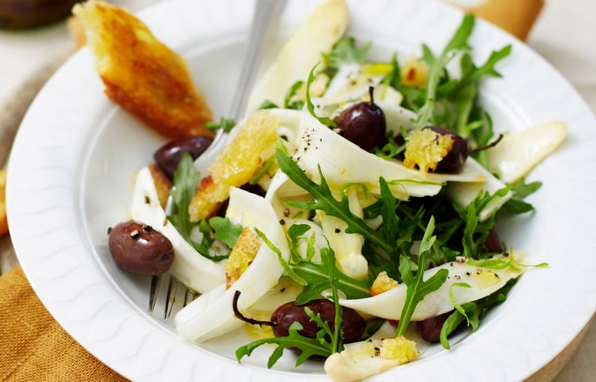 Roher Spargelsalat mit Rucola &amp; Oliven Rezept | SoIsstItalien