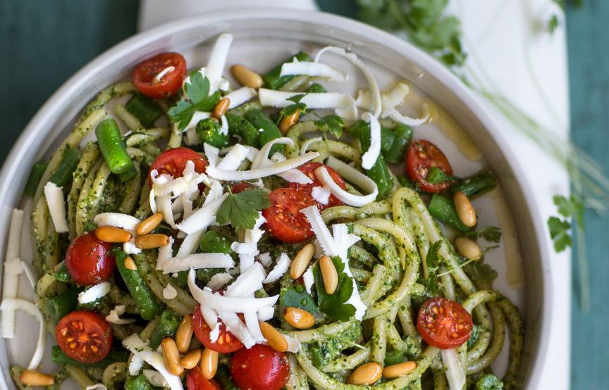 Italienischer Veggie-Genuss: Spaghetti mit Minzpesto und Ricotta salata ...