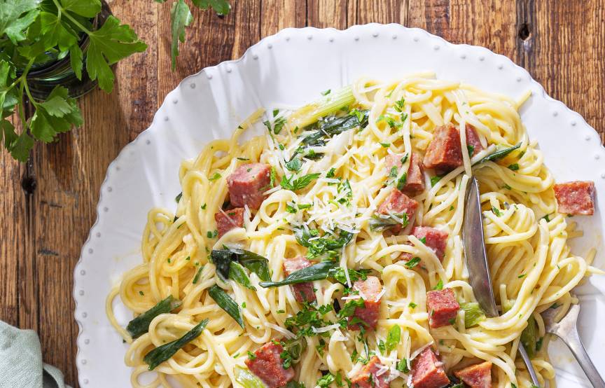 Spaghetti mit Salami-Carbonara: Klassiker neu interpretiert | SoIsstItalien