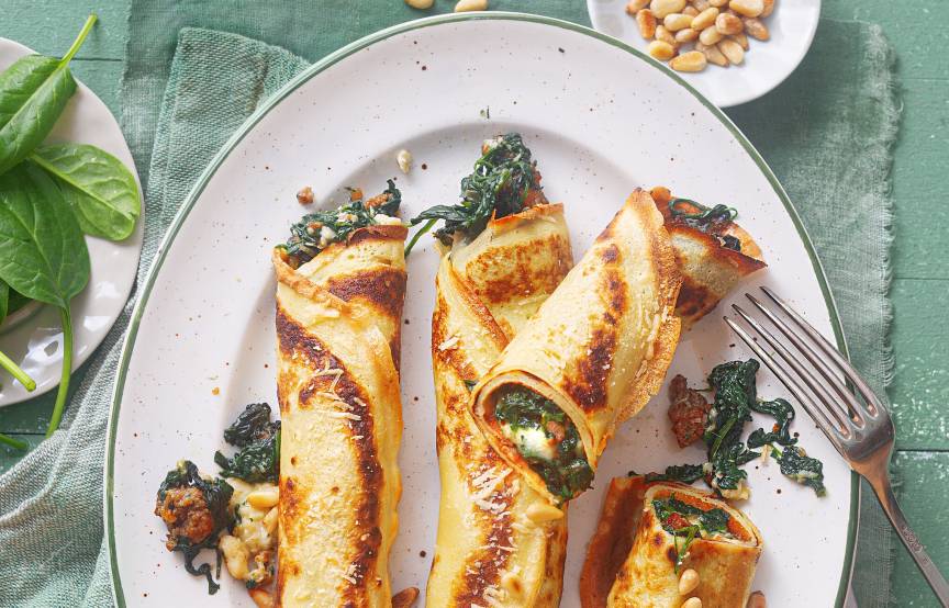 Crespelle mit Spinat-Salsiccia-Füllung – Pfannkuchen auf italienische ...