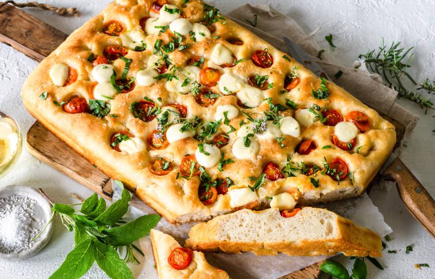 Sommerliche Tomaten-Mozzarella-Focaccia für den perfekten Abend ...