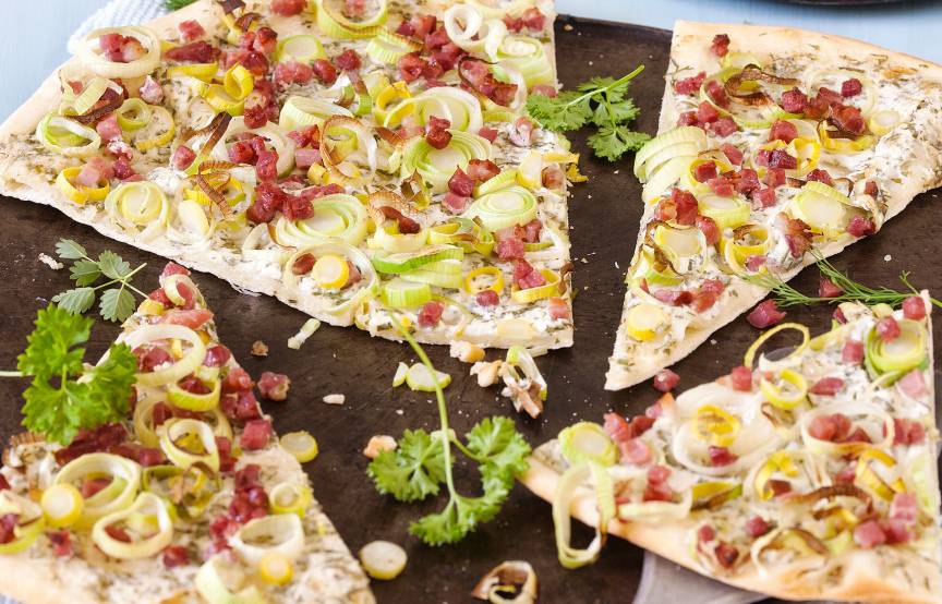 Flammkuchen mit Buttermilchteig, Porree, Speck | SoIsstItalien