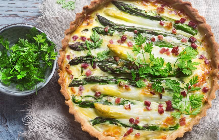 Saftige Spargelquiche mit Schmand &amp; Schinken | SoIsstItalien