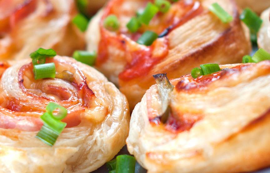 Pizzaschnecken aus Blätterteig Blitzrezept | SoIsstItalien