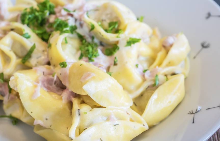 Tortellini alla Panna mit Schinken-Sahne-Soße | SoIsstItalien