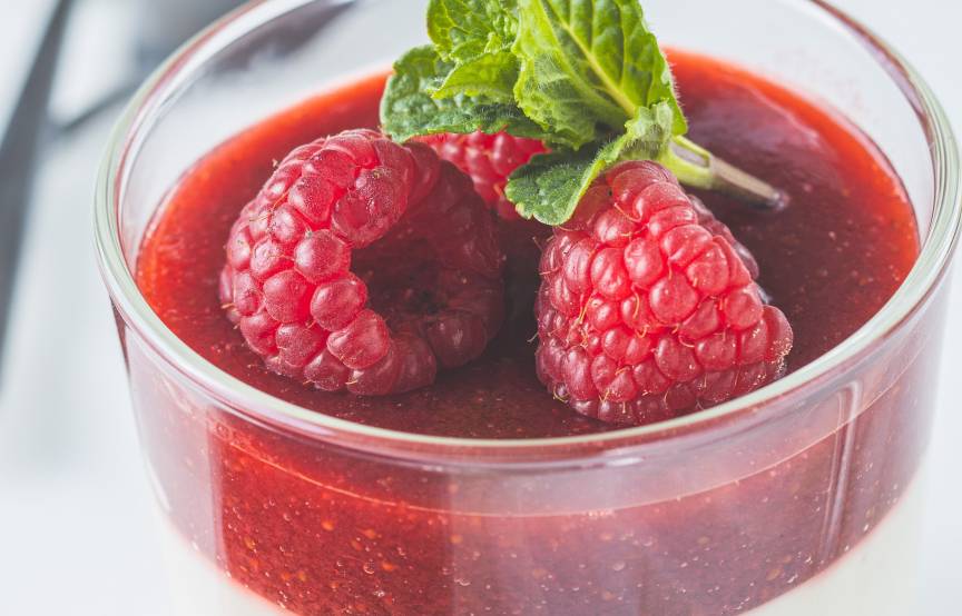 Originalrezept für Panna cotta mit Himbeersoße | SoIsstItalien