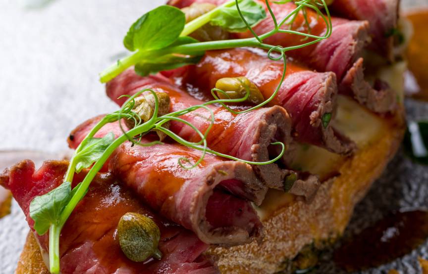 Bruschetta mit Roastbeef: Einfaches Rezept | SoIsstItalien Bruschetta mit Roastbeef: Einfaches Rezept | SoIsstItalien