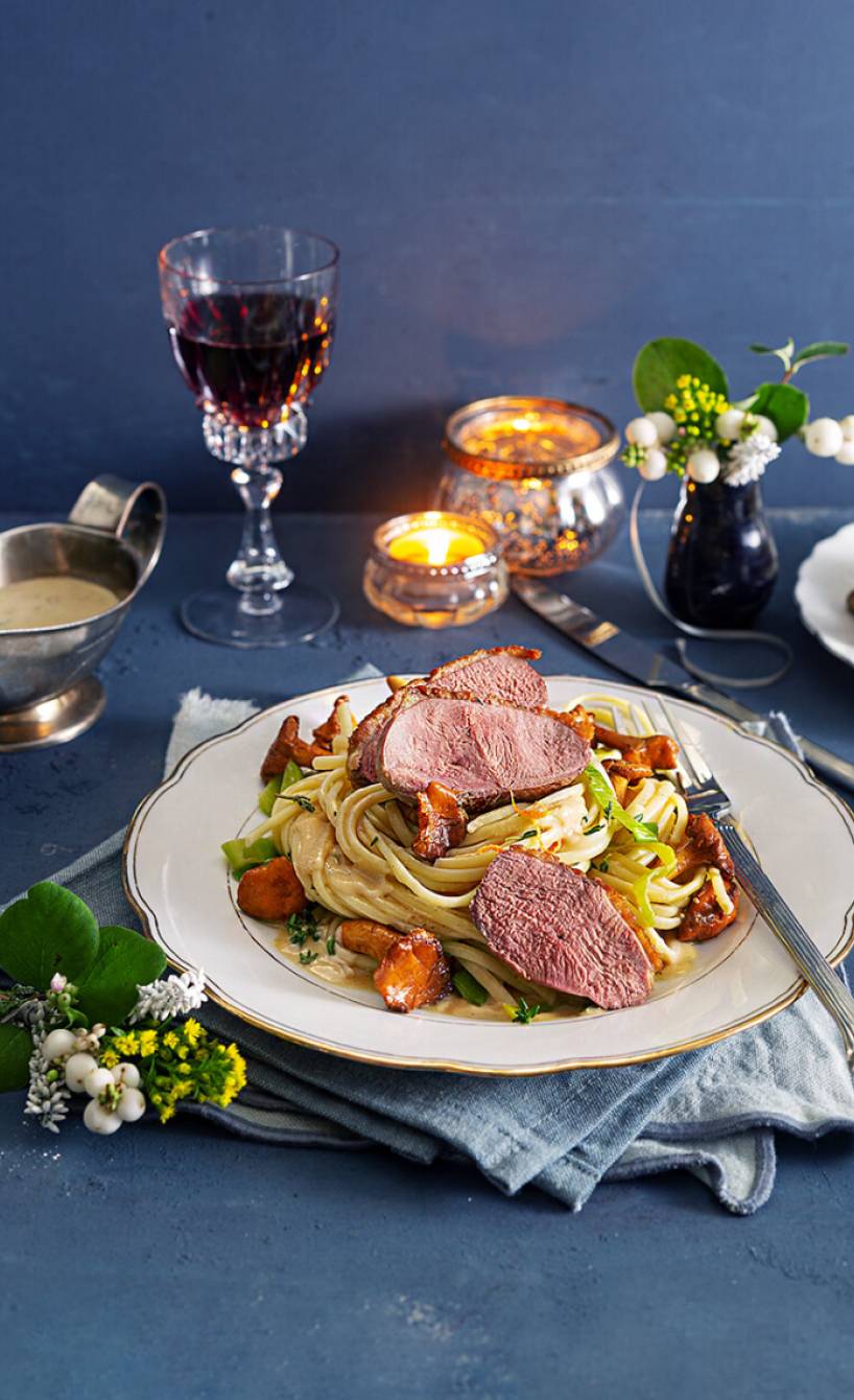Linguine mit gebratener Entenbrust, Pfifferlingsgemüse und Orangen-Sahne-Soße