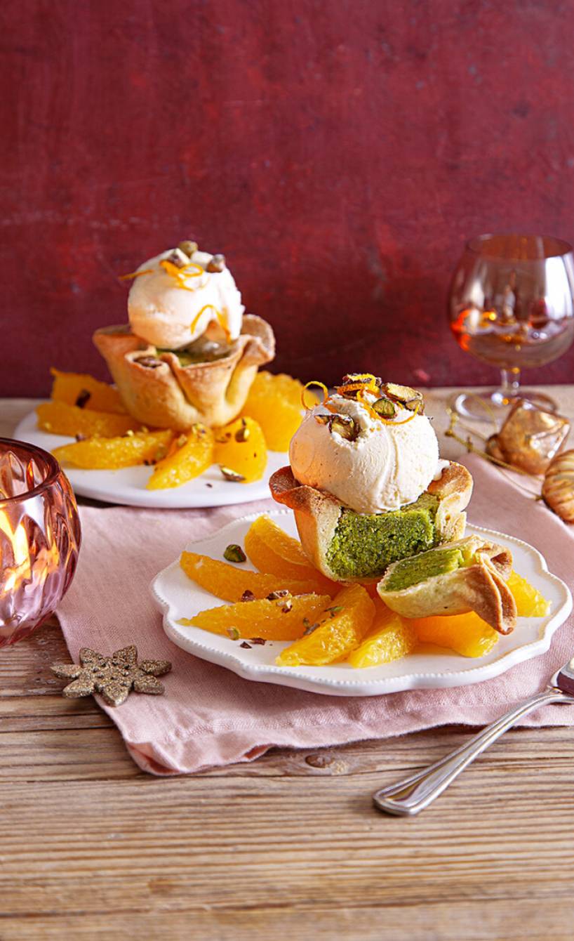 Pistazienküchlein mit Orange und Vanilleeis
