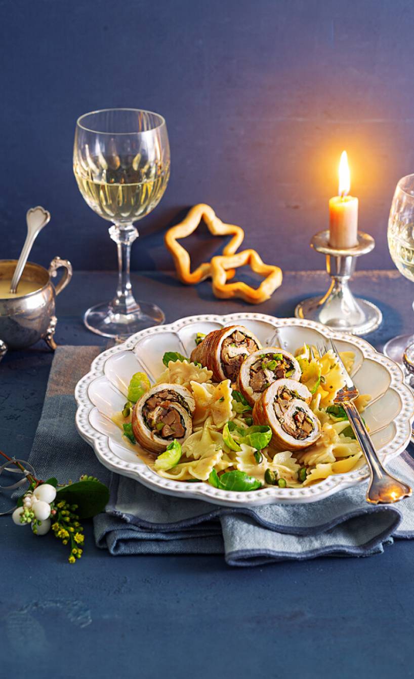 Puteninvoltini mit Maronifüllung, Rosenkohlfarfalle & Grissinisternen