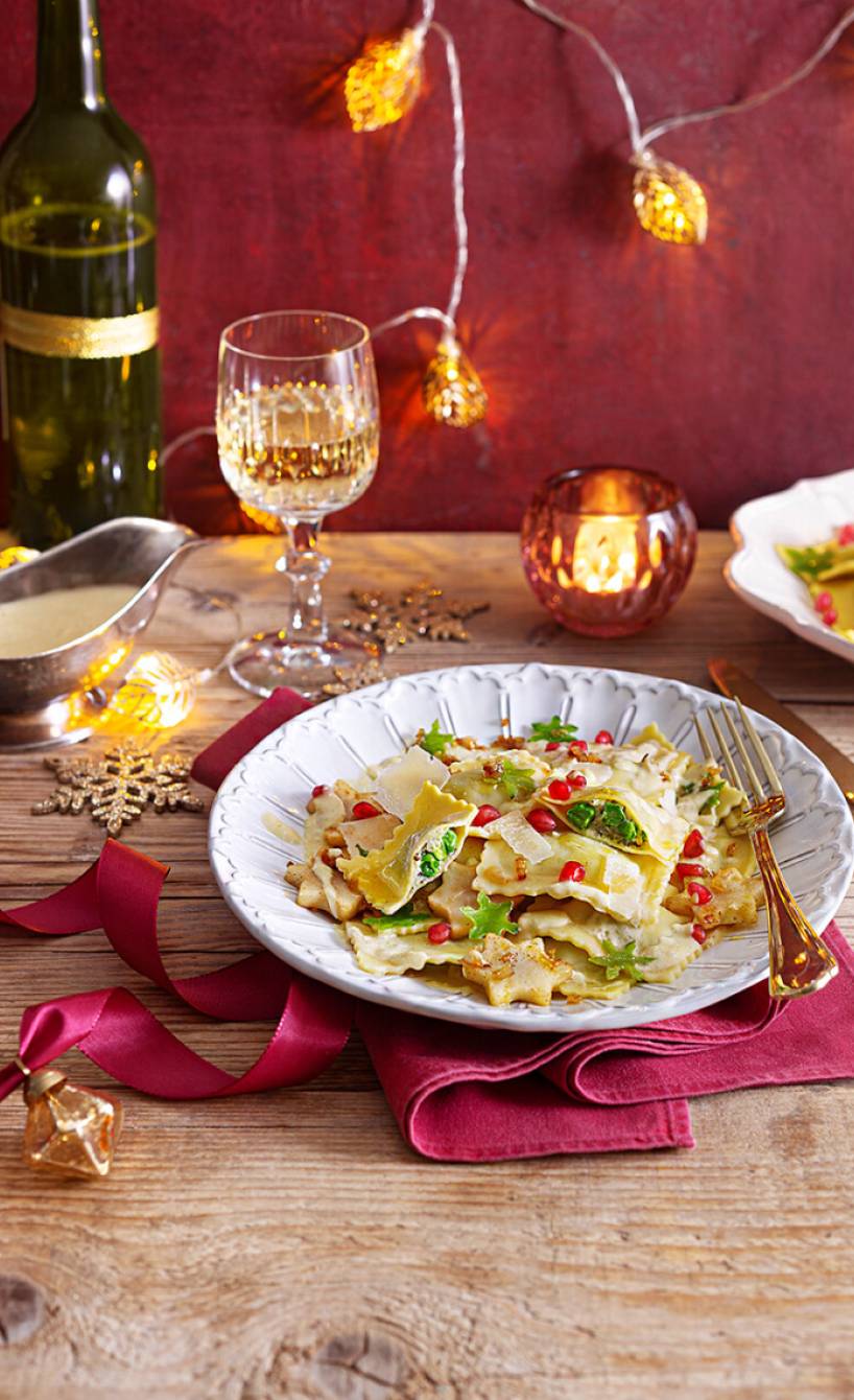 Ravioli mit Erbsen-Ricotta-Füllung in Frühlingszwiebel-Minz-Schäumchen