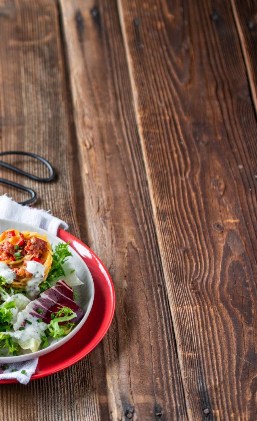 Spaghetti-Frittata-Küchlein auf Wintersalat