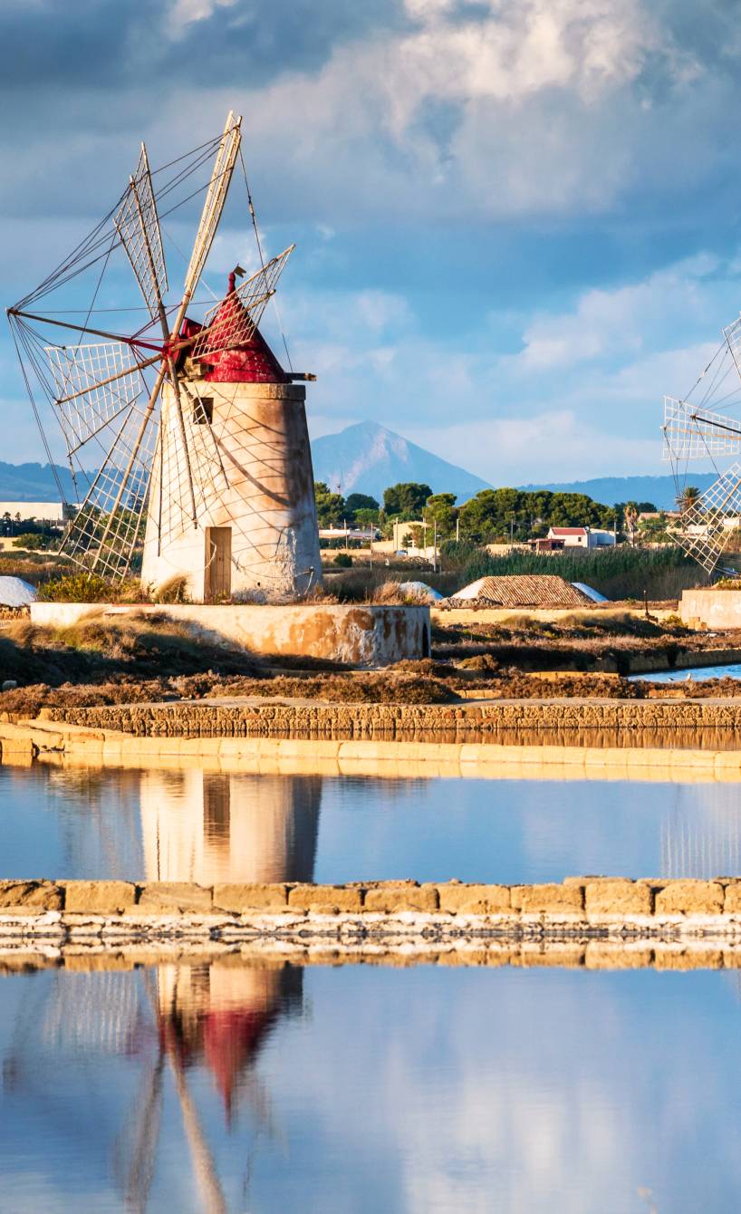 Windmühlen in den Salinen zwischen Trapani und Marsala auf Sizilien