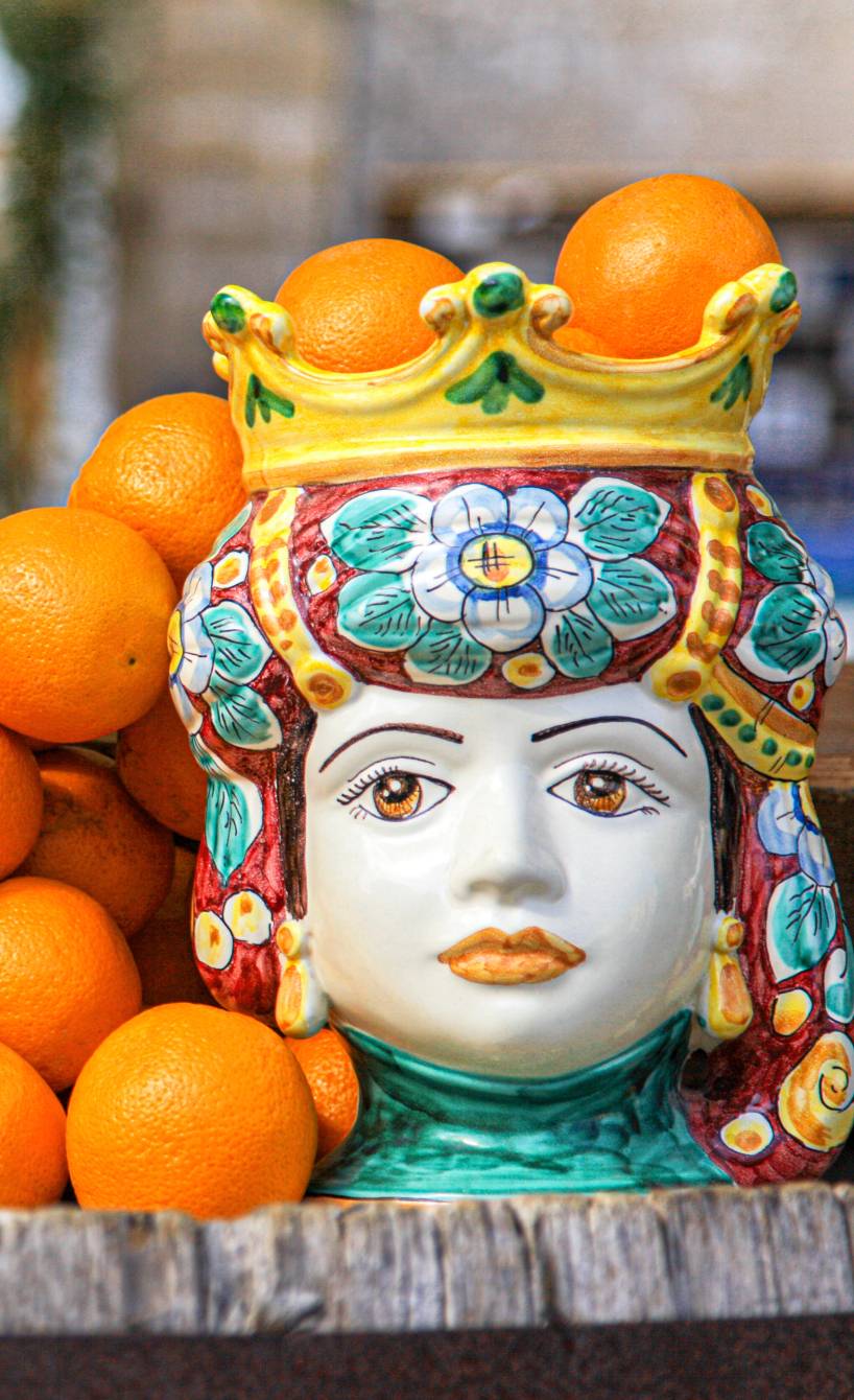 Sizilianische Keramikprodukte und Orangen