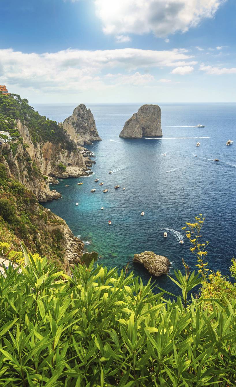 Die Felsformationen Faraglioni im Mittelmeer vor der Insel Capri im Golf von Neapel