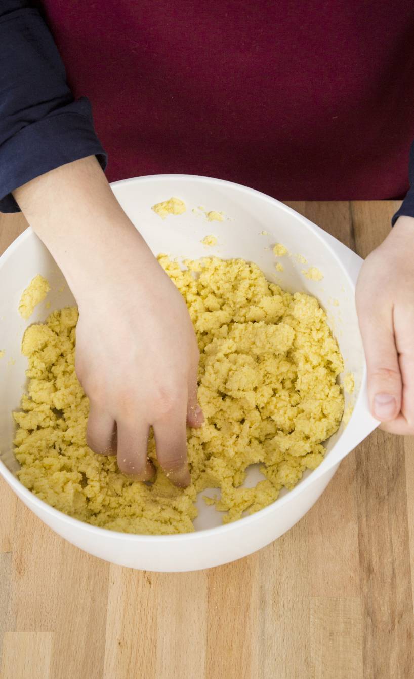 Orecchiette selber machen, Schritt 2: Alles zu einem geschmeidigen Teig verkneten