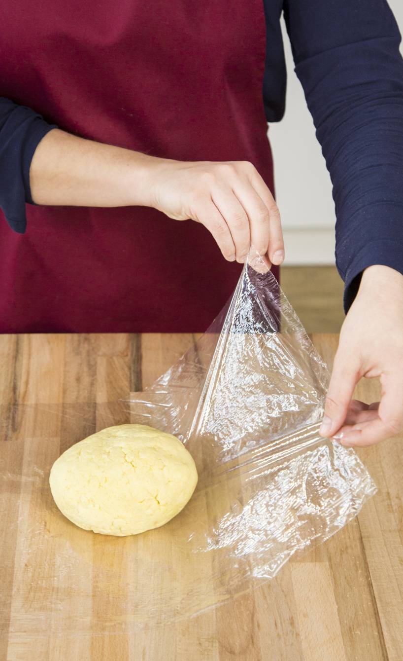 Orecchiette selber machen, Schritt 3: Den Teig in Frischhaltefolie wickeln und ca. 60 Minuten bei Zimmertemperatur ruhen lassen
