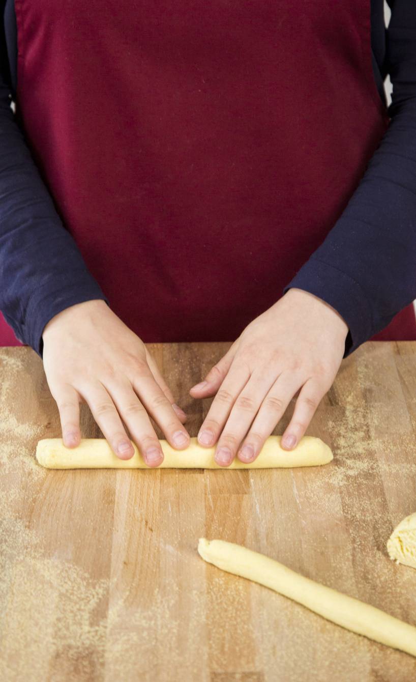 Orecchiette selber machen, Schritt 4: Den Teig auf der mit etwas Hartweizengrieß bestreuten Arbeitsfläche in 6 Portionen teilen, diese zu Rollen (Ø ca. 1 cm) formen