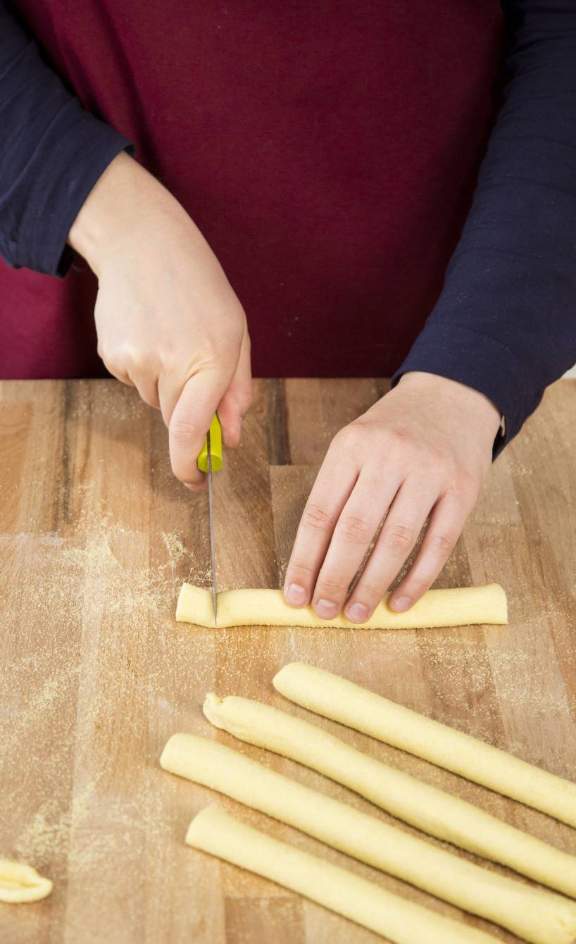 Orecchiette selber machen, Schritt 5: Von den Teigrollen ca. 1 cm große Stücke abschneiden