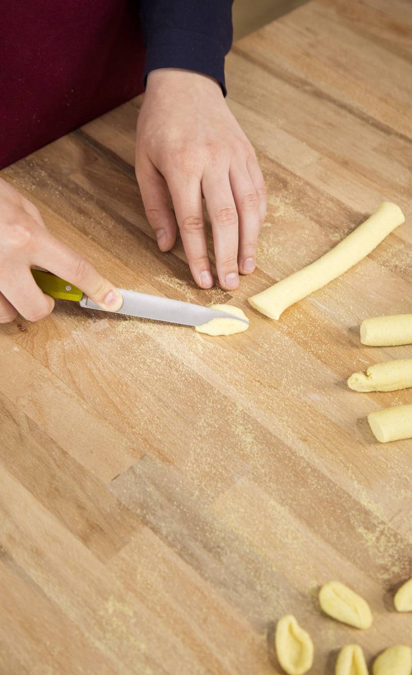 Orecchiette selber machen, Schritt 6: Die gezackte Schneide eines Messers über die Teigstücke ziehen, sodass an den Teigrändern ein Wulst entsteht