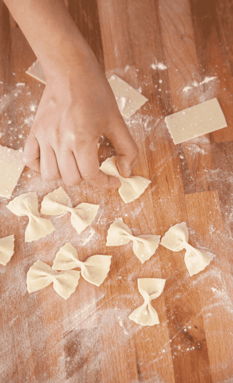 Farfalle selber machen, Schritt 6: Die Teigrechtecke in Form drücken