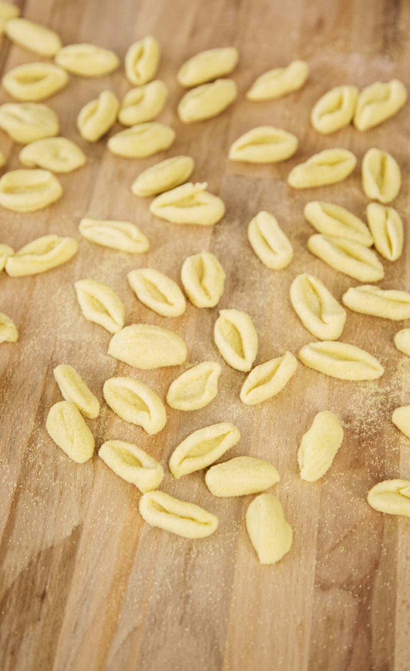 Orecchiette selber machen, Schritt 7: Die Teigstücke über dem Daumen umstülpen, sodass die typische Wölbung entsteht