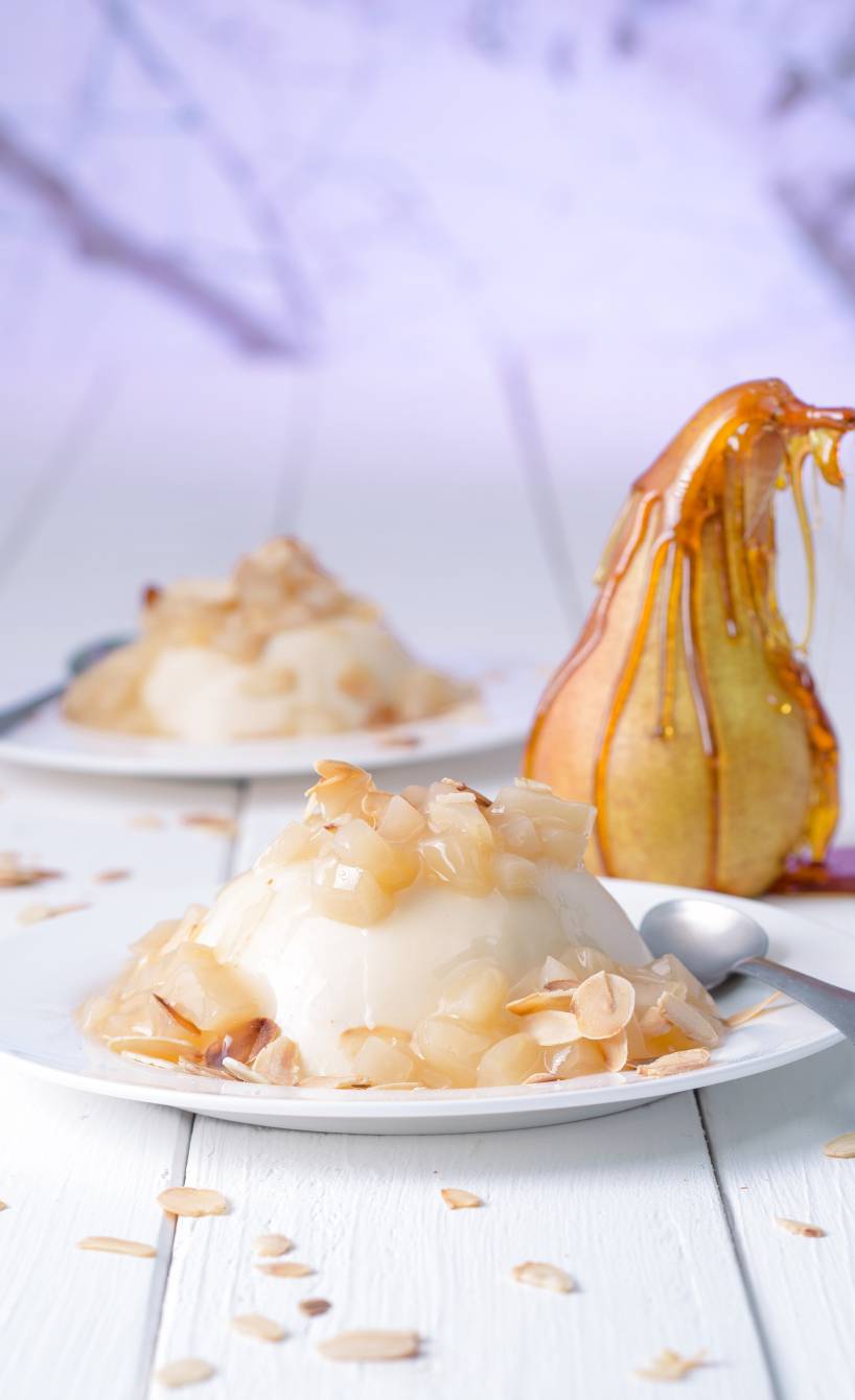 Amaretto-Pannacotta mit Birnenkompott