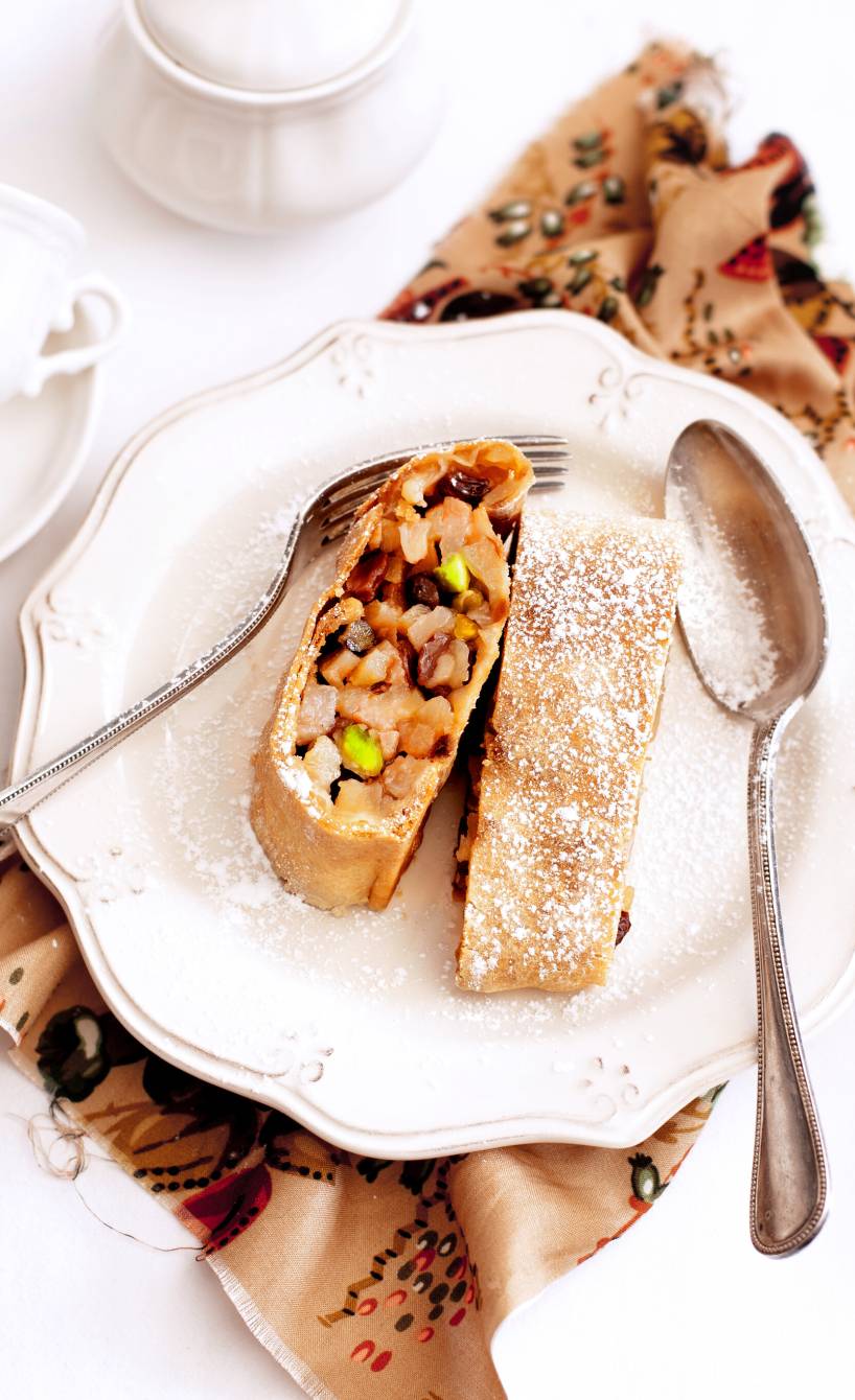 Apfel-Birnenstrudel mit Pistazien