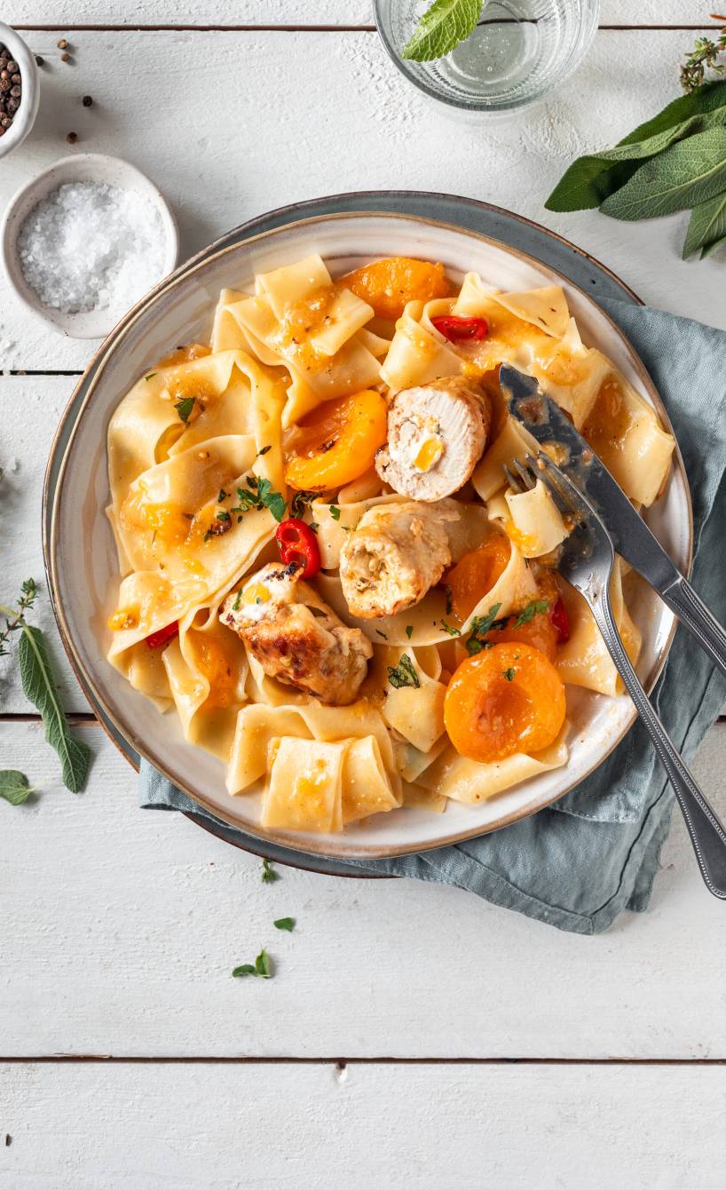 Hähnchen-Involtini mit Ricotta-Aprikosen-Füllung mit Pappardelle in Soße angerichtet auf einem Pastateller