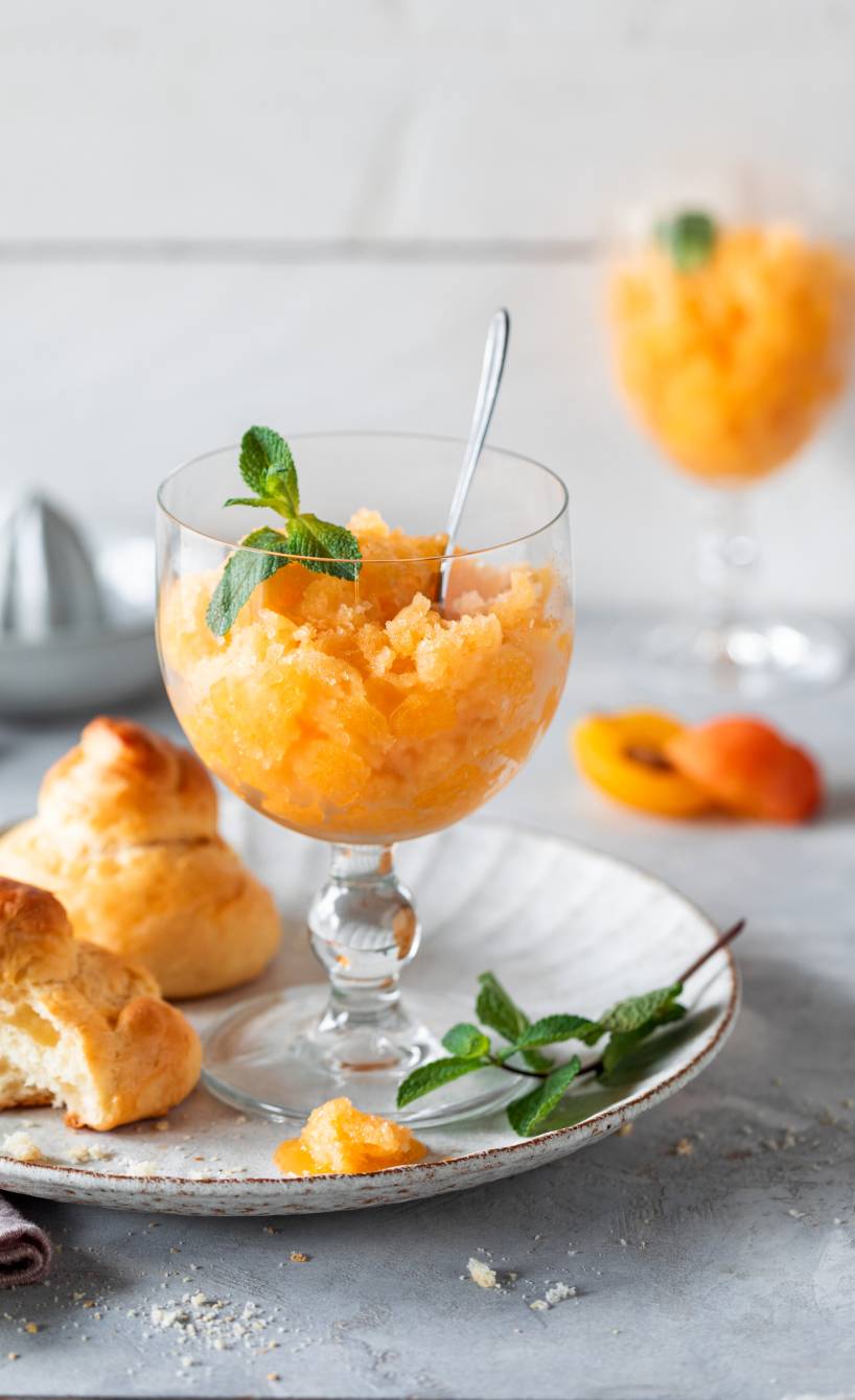 Aprikosen-Limetten-Granita mit Briochebrötchen