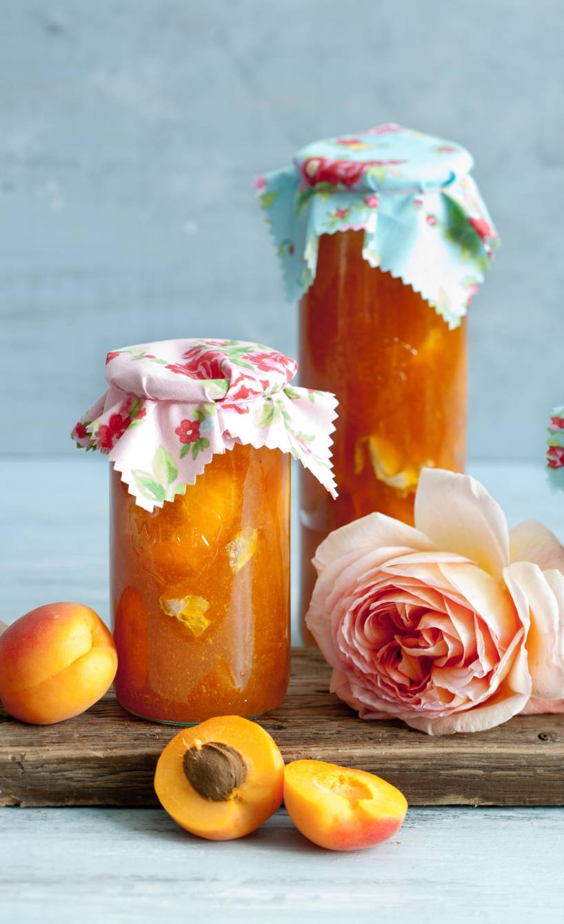 Aprikosenkonfitüre mit Rosenwasser