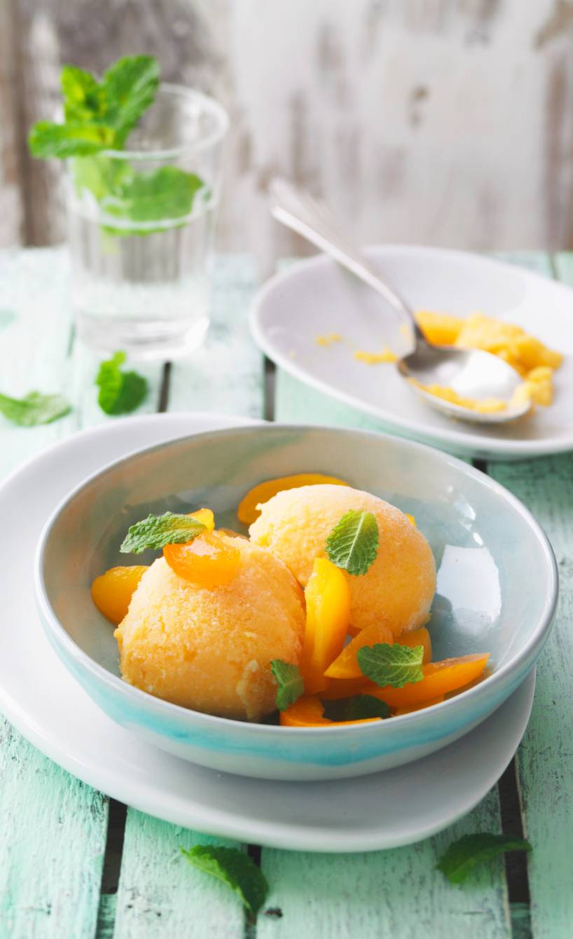 Aprikosensorbet mit Minze