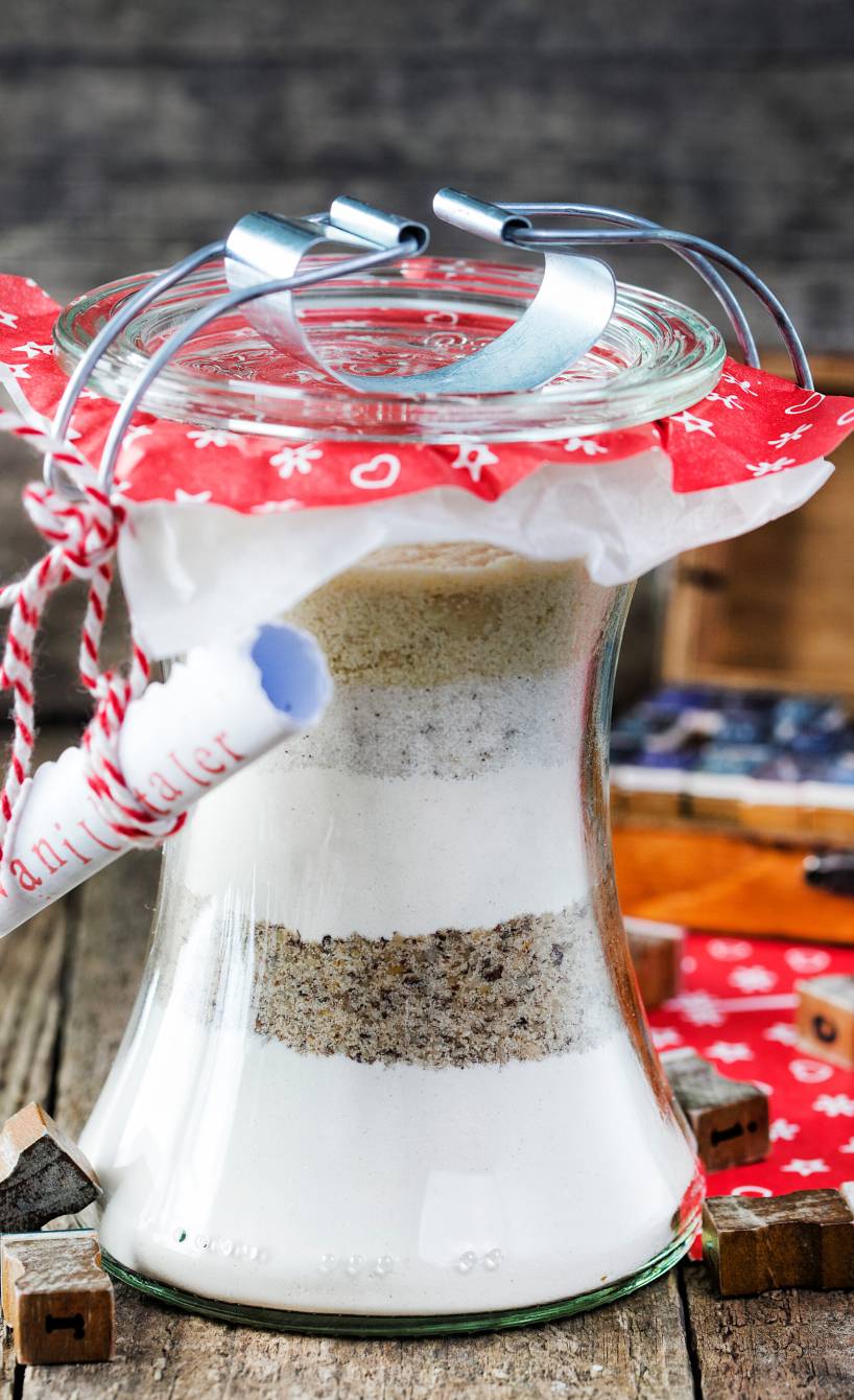 Vanilletaler-Backmischung aus geschichteten Zutaten in einem als Geschenk verpackten Weckglas