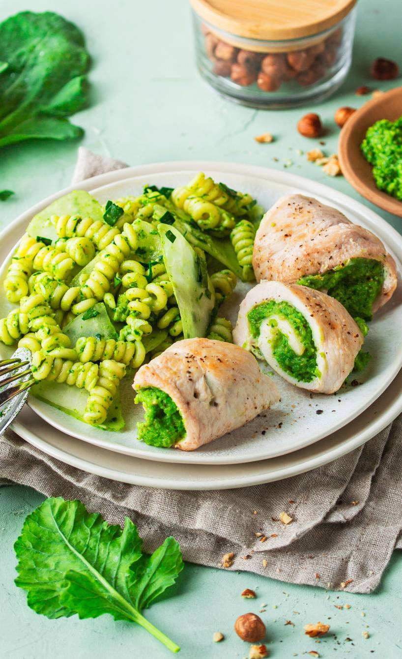 Involtini von der Pute gefüllt mit Bärlauchpesto auf einem Teller, daneben Fusilli und Kohlrabi