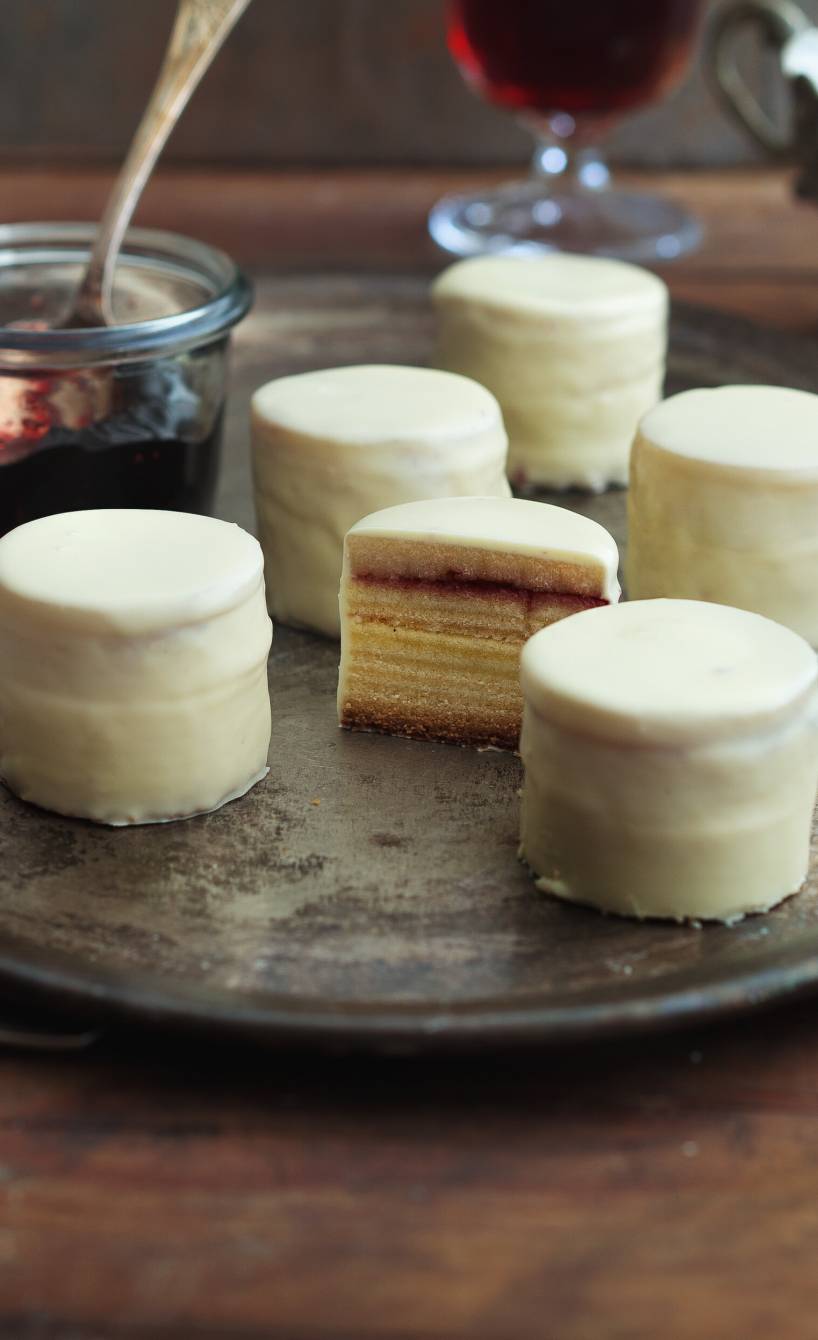 Helle Baumkuchenplätzchen auf einem Silbertablett, daneben Konfitüre