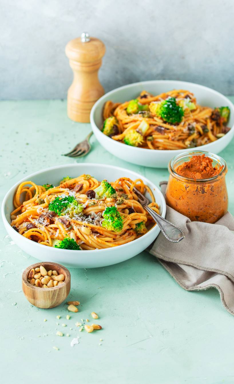 Bavette-Brokkoli-Salat mit Pesto-Dressing & Rosinen in 25 Minuten