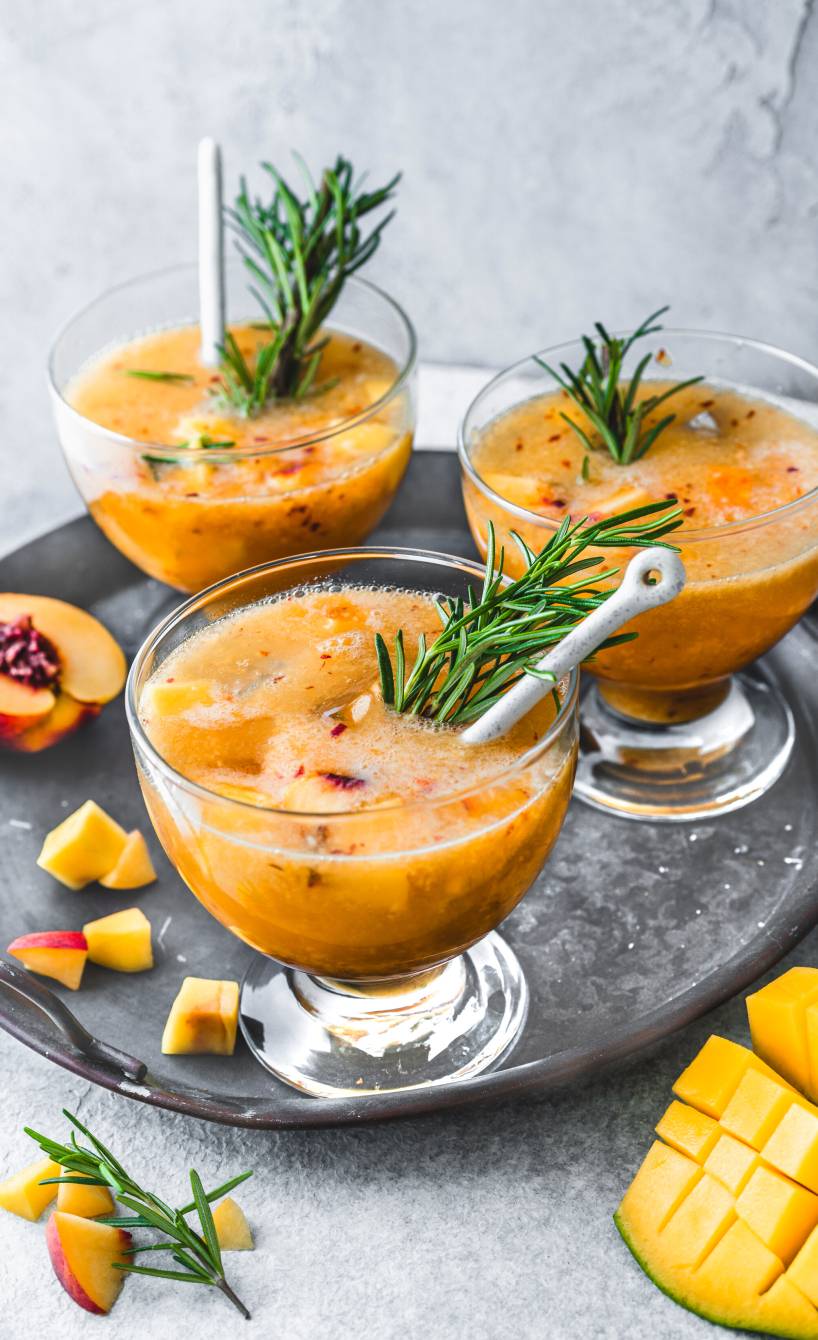 Bellini-Bowle mit Rosmarin