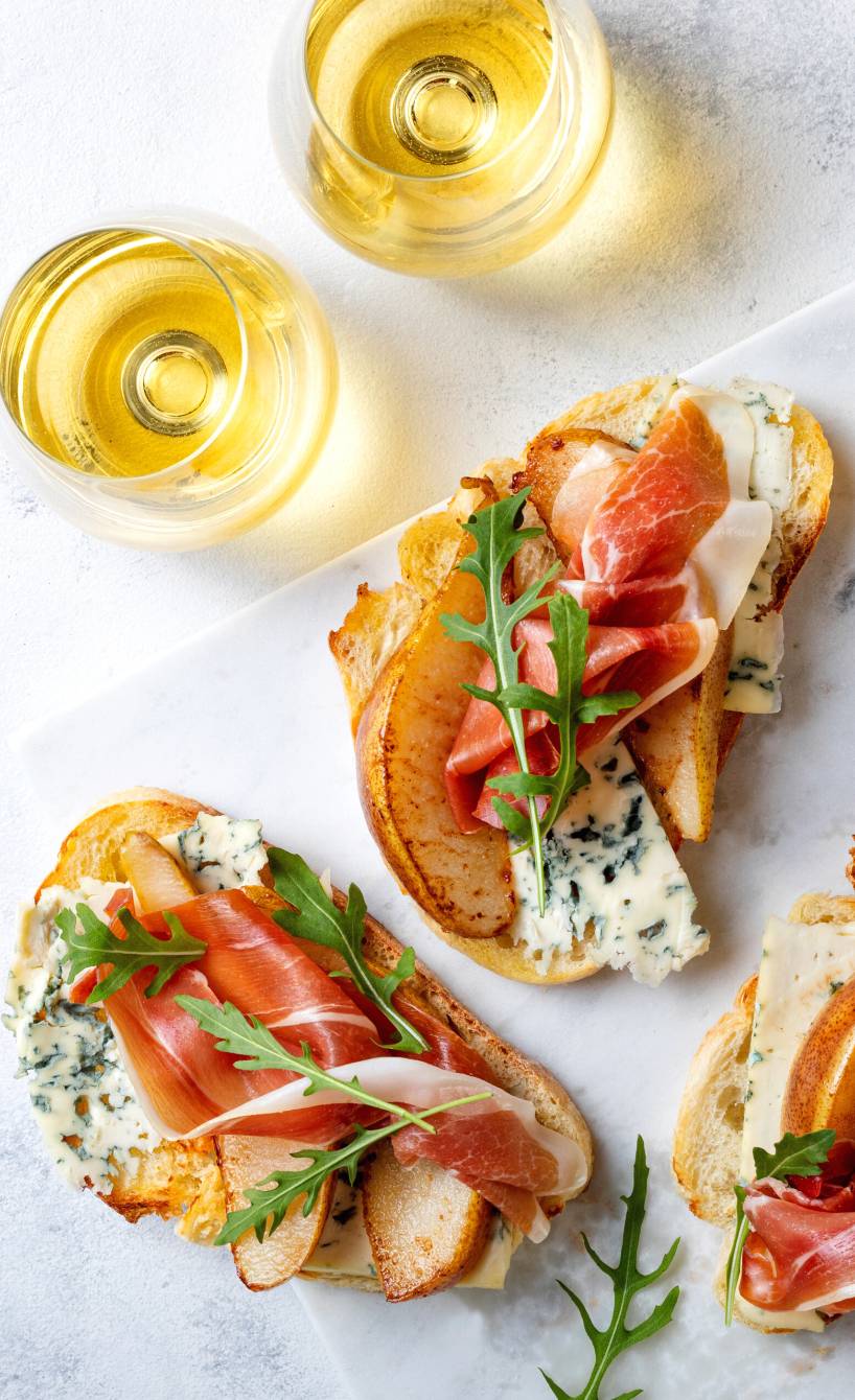 Birne-Gorgonzola-Crostini mit Parmaschinken