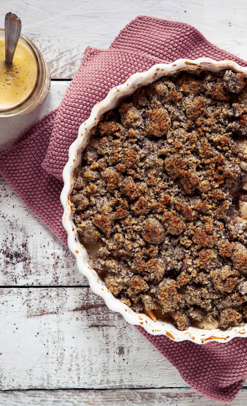 Birnen-Crumble mit Mohnstreuseln und Vanillesoße