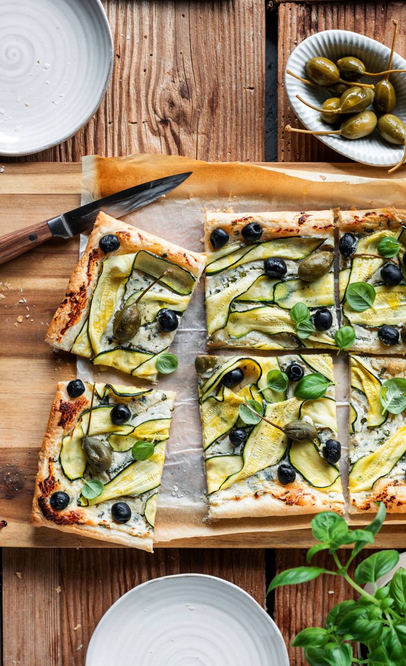 Blätterteigpizza bianca mit Zucchini